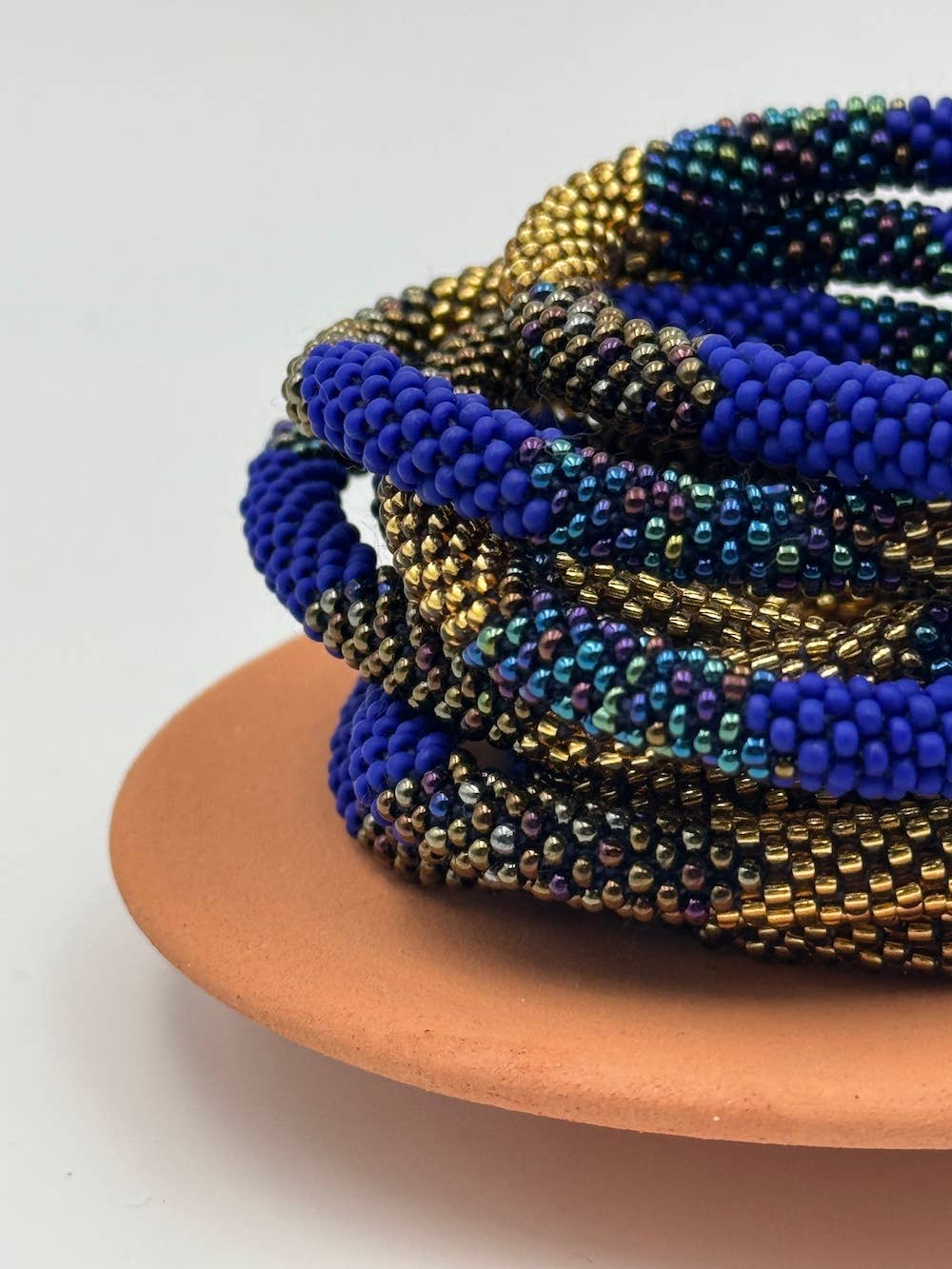 Nouvelle collection A/H 2026 Bracelet népalais B14 bleu lapis doré vert multi color