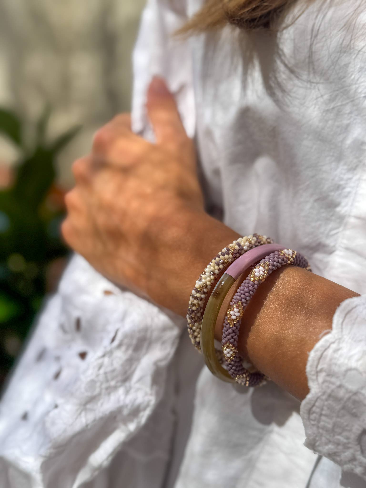 Nouvelle collection A/H 2026 Bracelet népalais B20 parme violet blanc doré