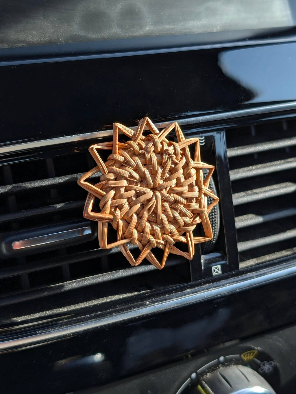 Diffuseur d'huile essentielle voiture pour en rotin - Soleil