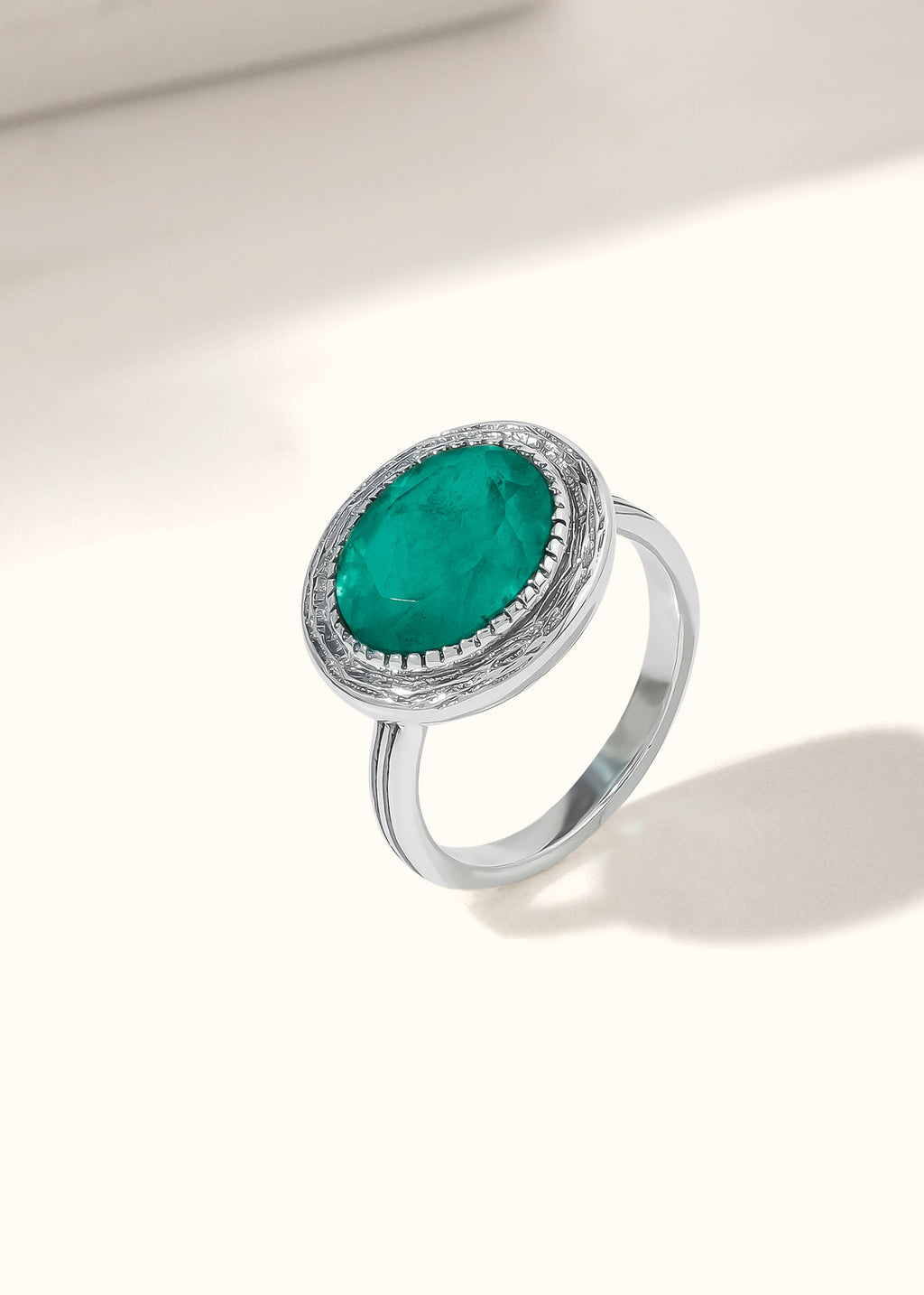 Bague solitaire en quartz émeraude à monture texturée plaquée argent