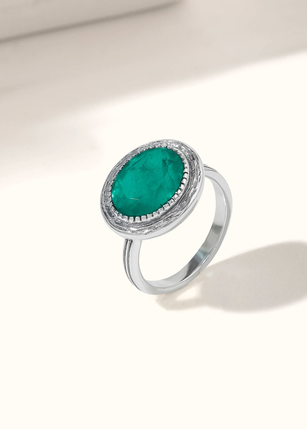 Bague solitaire en quartz émeraude à monture texturée plaquée argent