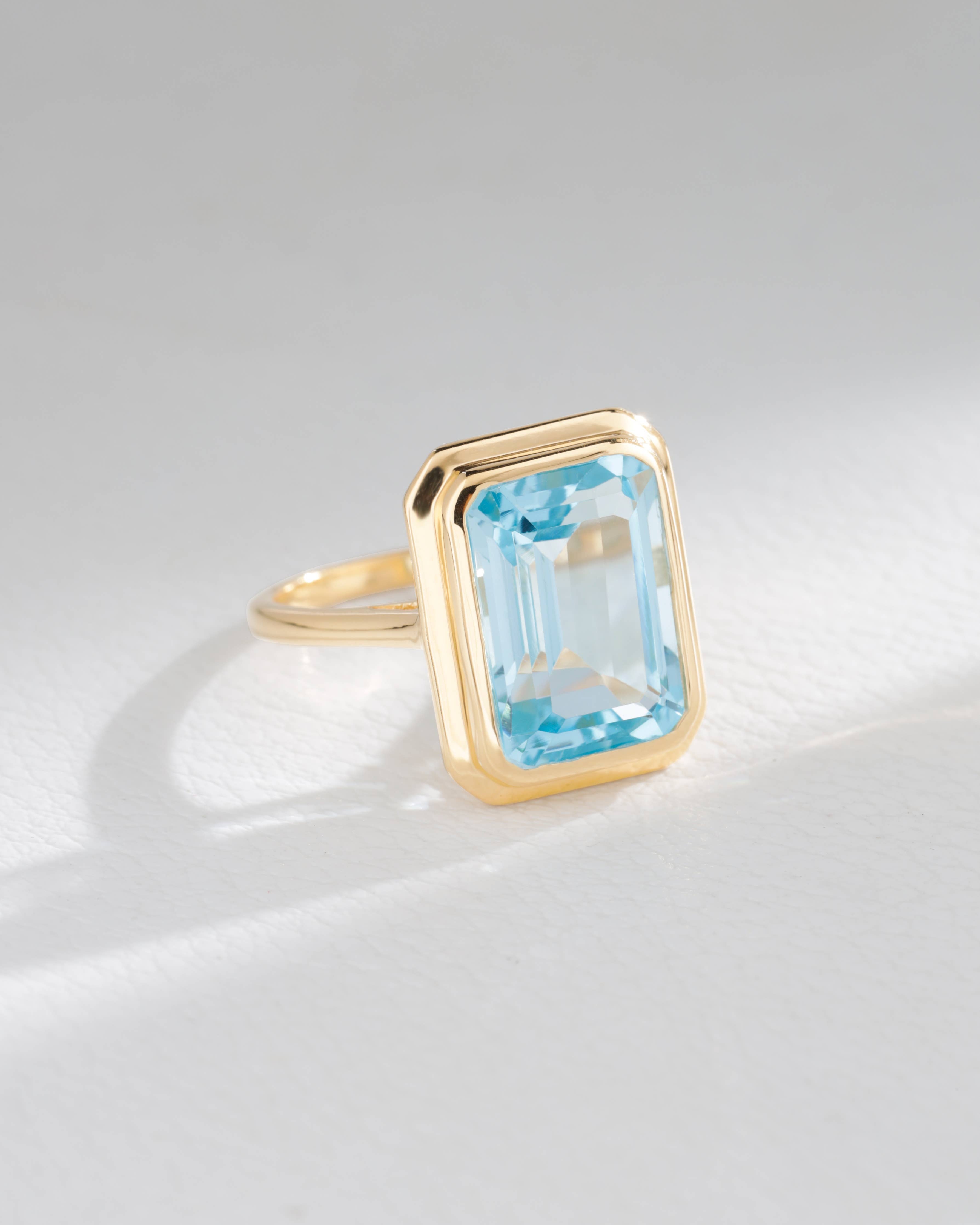 Bague Voûte Céleste en Argent Plaqué Or avec Topaze Bleu Ciel