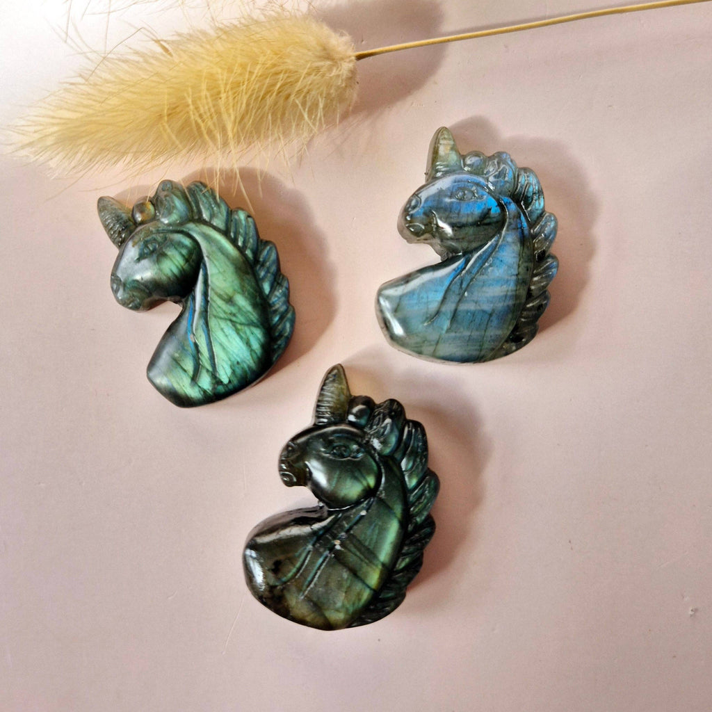 Licorne en Labradorite – Sculpture en pierre précieuse avec éclat (3,7 cm)