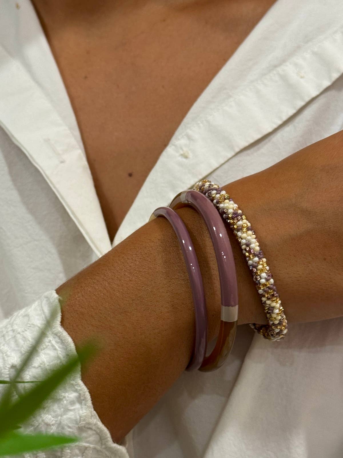 Jonc laqué en corne de buffle  Mauve poudré et beige 6mm C52