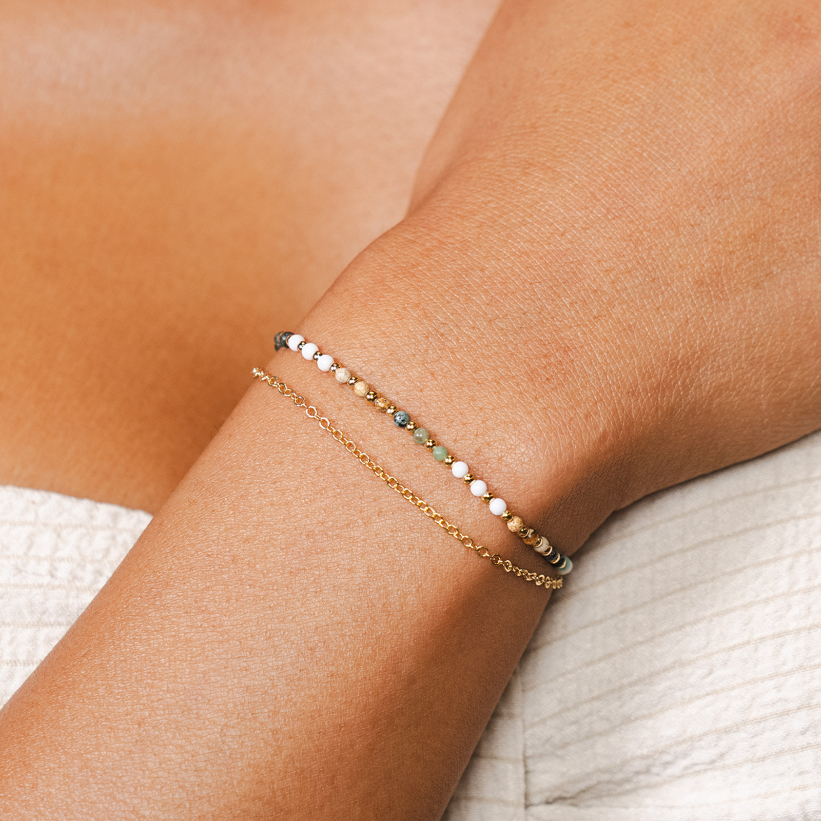 Bracelet de guérison double Peace Protector 2 mm (doré) Laiton avec plaqué or 18K, Turquoise africaine, Jaspe, Howlite