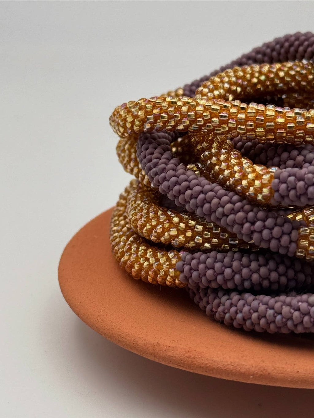 Nouvelle collection A/H 2026 Bracelet népalais B26 parme violet clair doré bi color