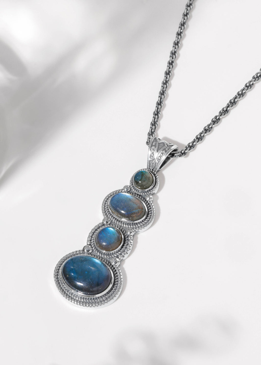 Collier artisanal plaqué argent à pendentif dégradé en labradorite