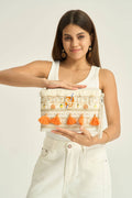 Pochette bohème écru beige brodée avec pompons orange