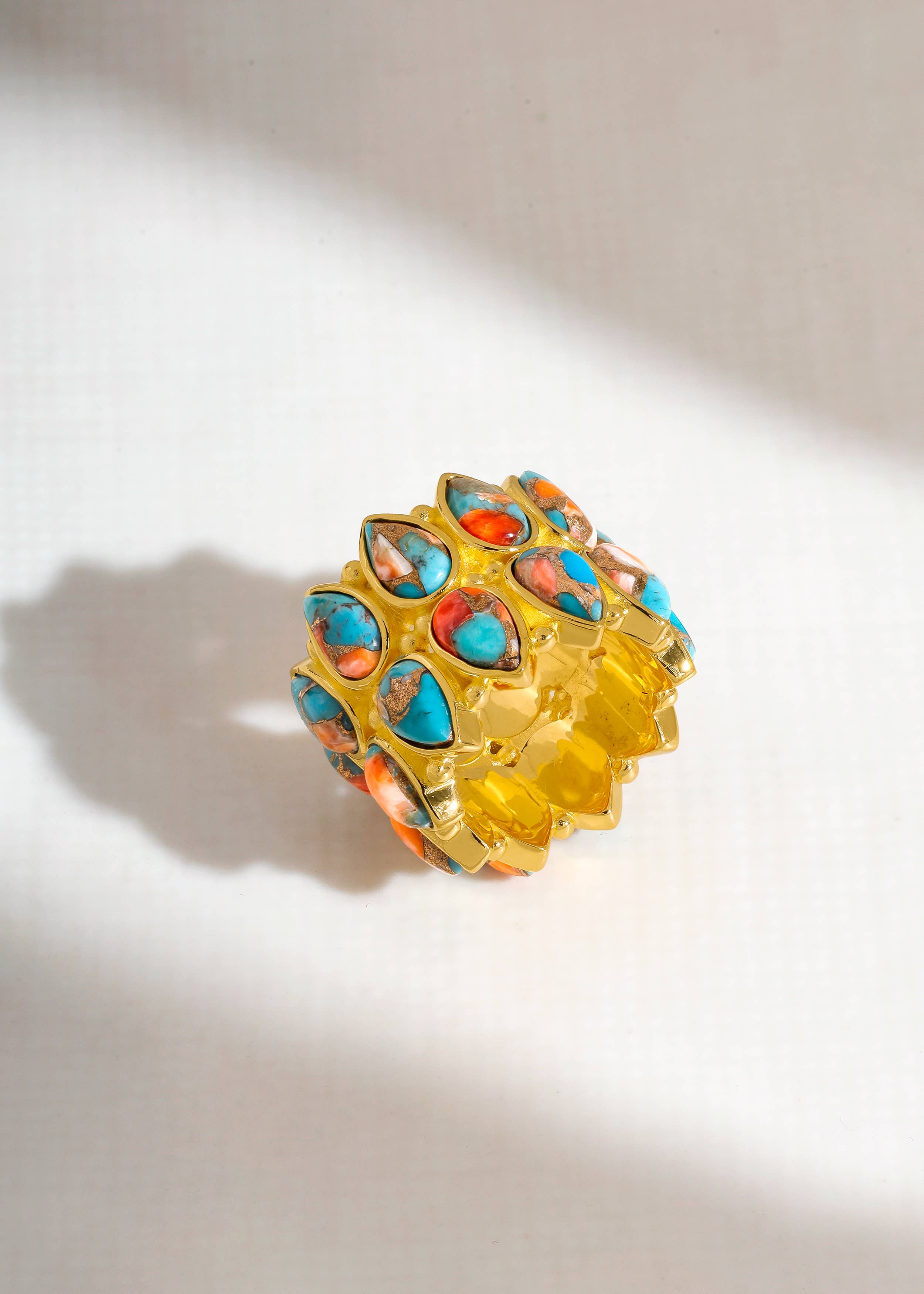 Bague large en or plaqué avec Turquoise Oyster en forme de poire