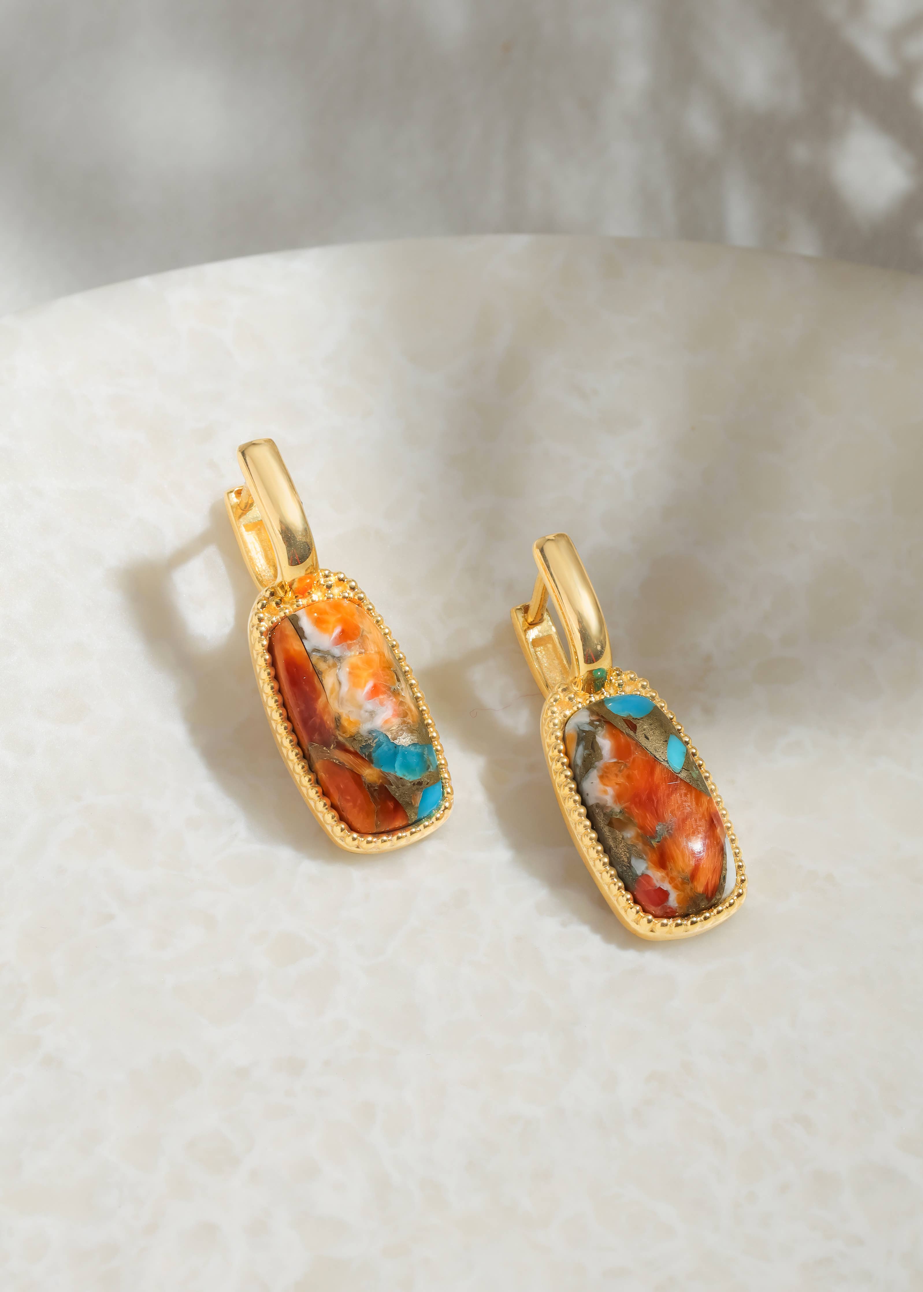 Boucles d'oreilles pendantes en composite de Turquoise Oyster plaquée or