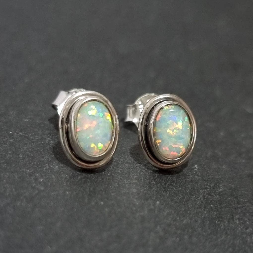 Boucles d'oreilles clous en opale blanche ovale saisissante, argent sterling 925, S3WOP