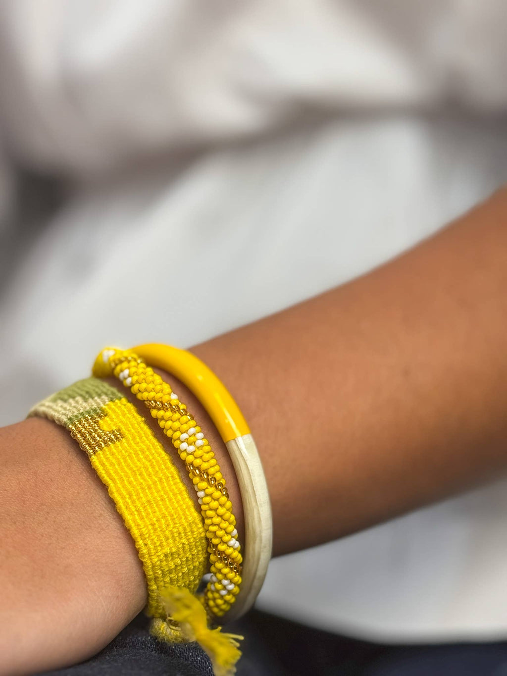Bracelet népalais A24 jaune moutarde doré blanc torsade