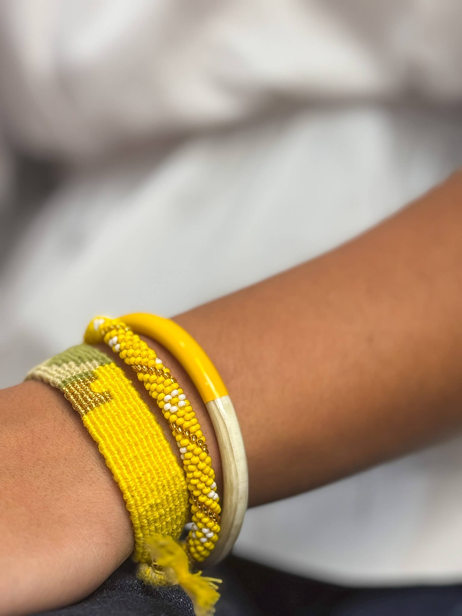 Bracelet népalais A24 jaune moutarde doré blanc torsade