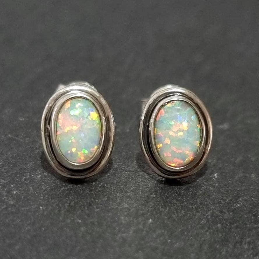Boucles d'oreilles clous en opale blanche ovale saisissante, argent sterling 925, S3WOP