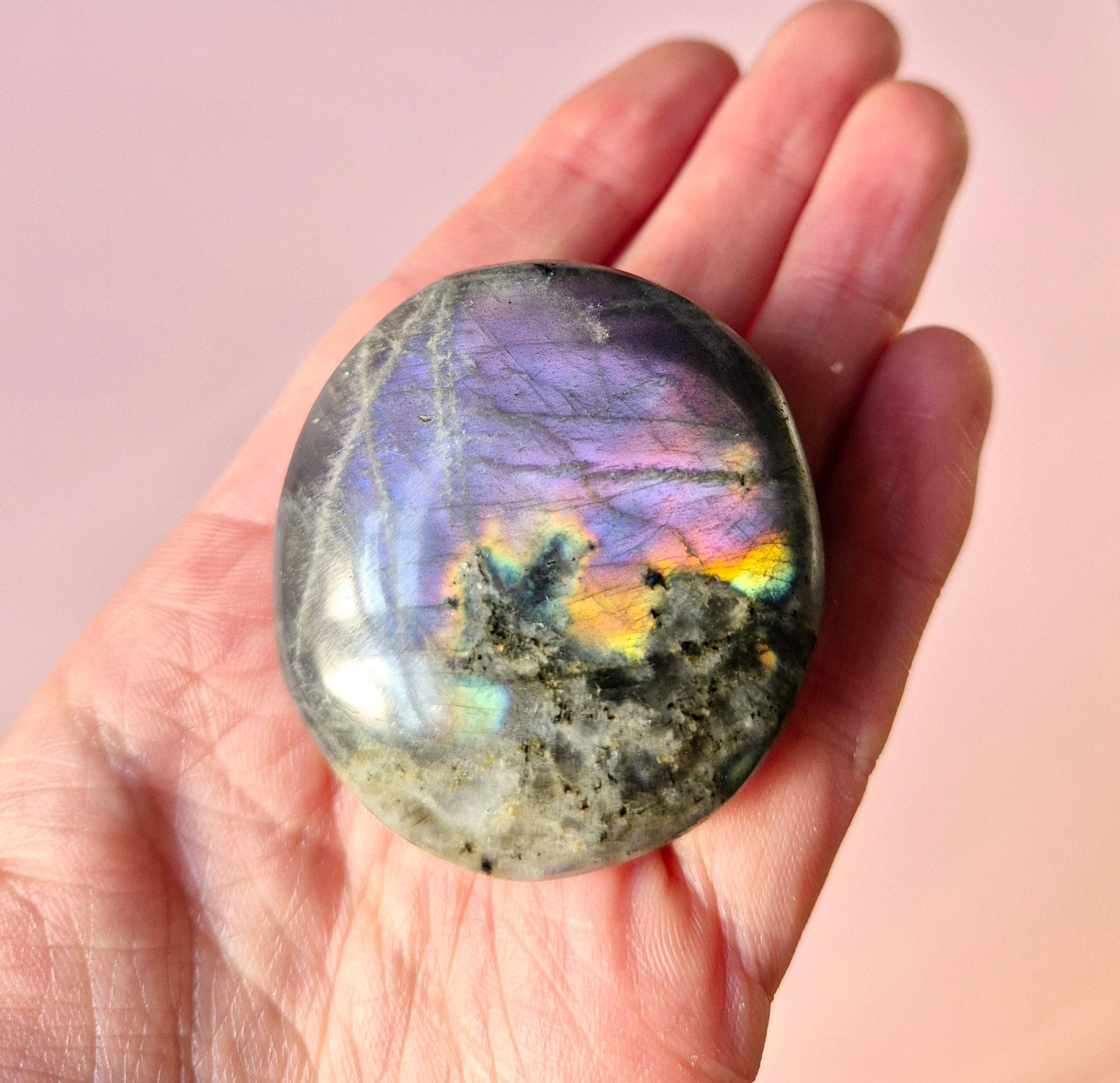 Pierre de paume en Labradorite violette