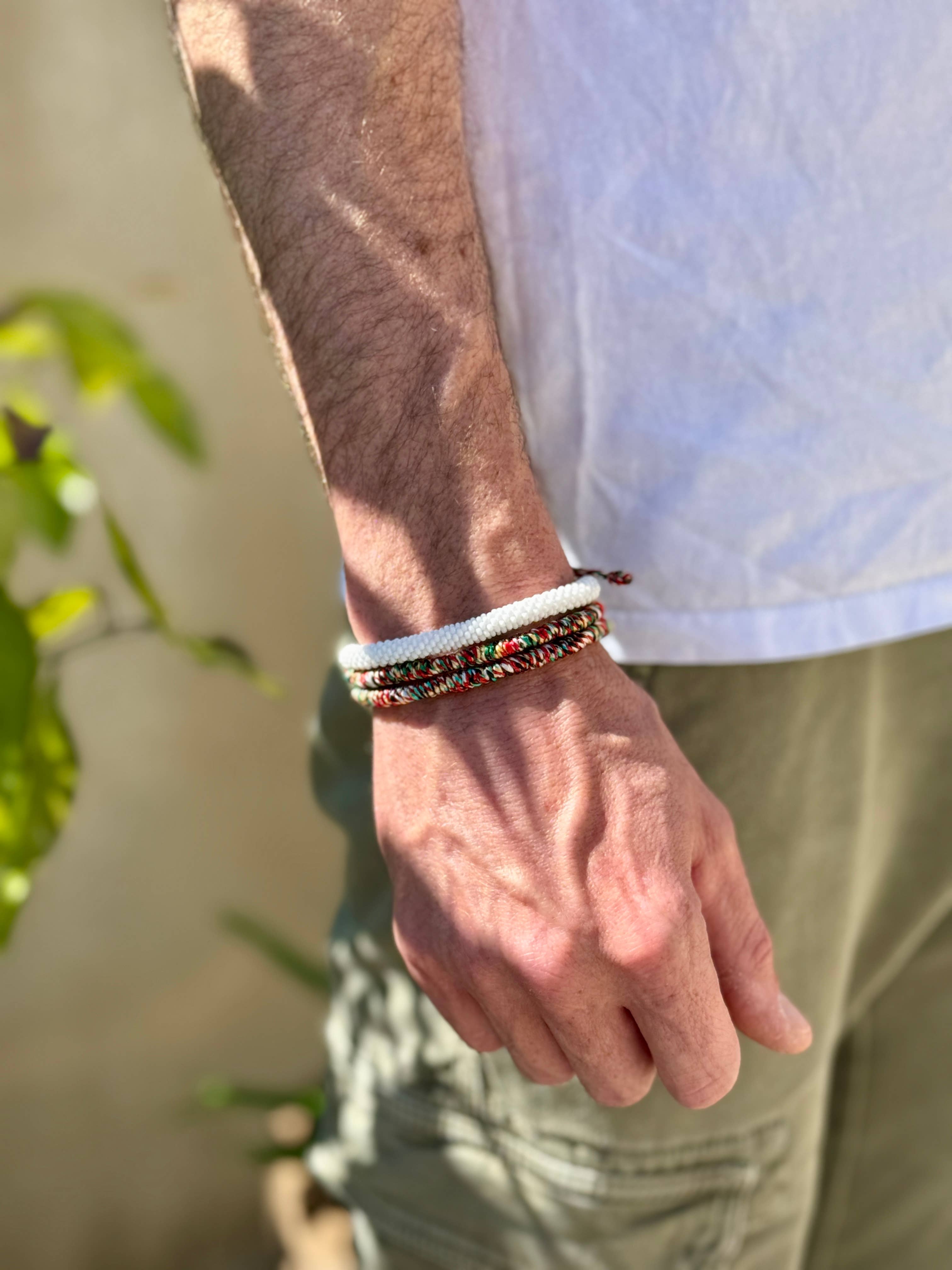 Bracelet tibétain tressé - modèle fin Rouge blanc vert