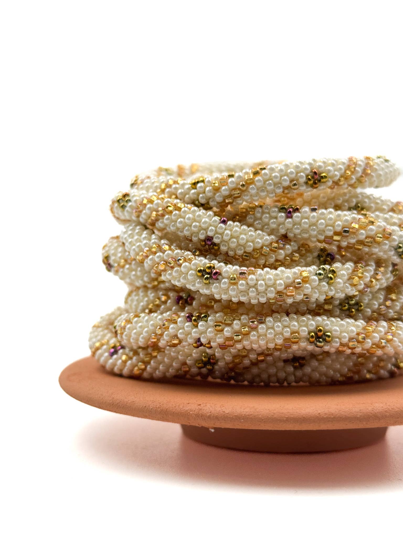 Bracelet népalais  perles de verre D24 blanc doré fleur torsadé