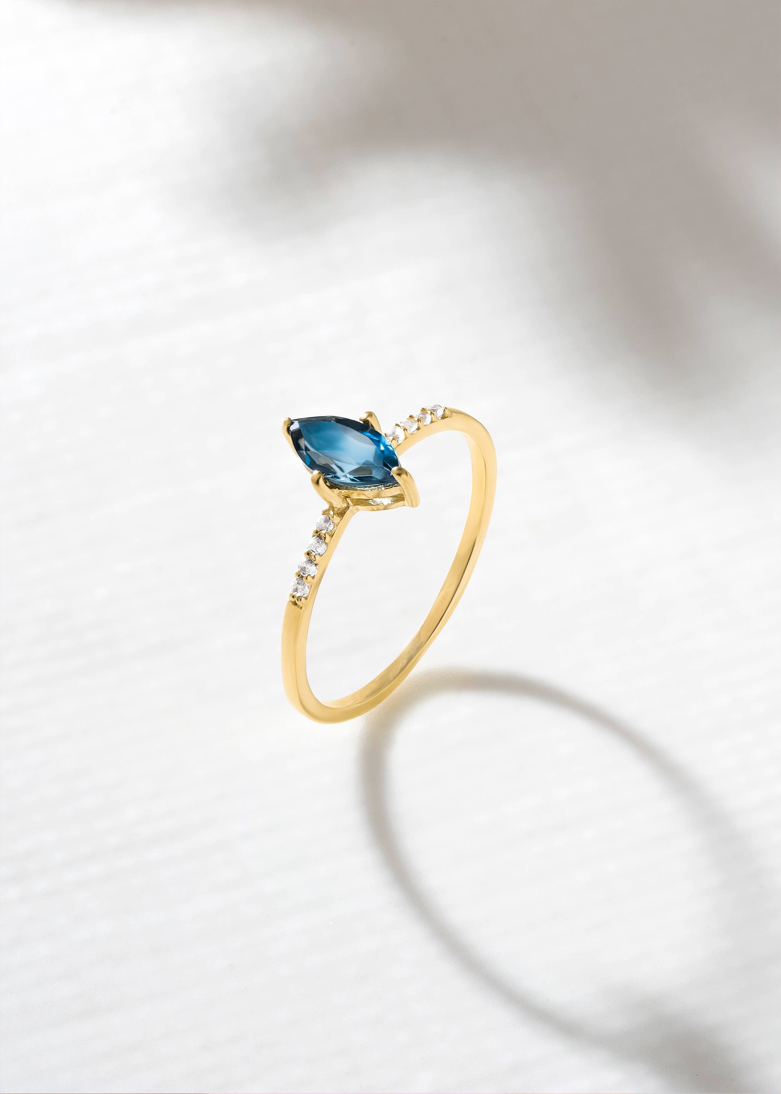 Bague en argent 925 plaqué or avec topaze bleue de Londres