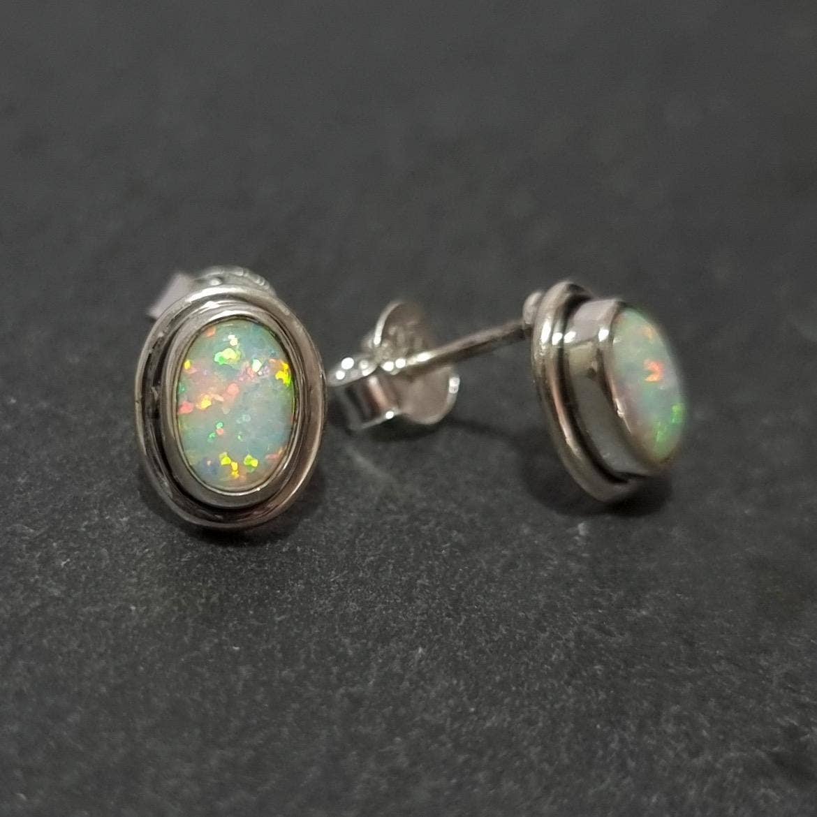 Boucles d'oreilles clous en opale blanche ovale saisissante, argent sterling 925, S3WOP