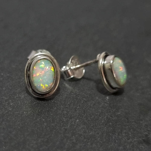 Boucles d'oreilles clous en opale blanche ovale saisissante, argent sterling 925