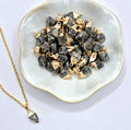 Collier doré avec pendentif en labradorite brute (1 cm)