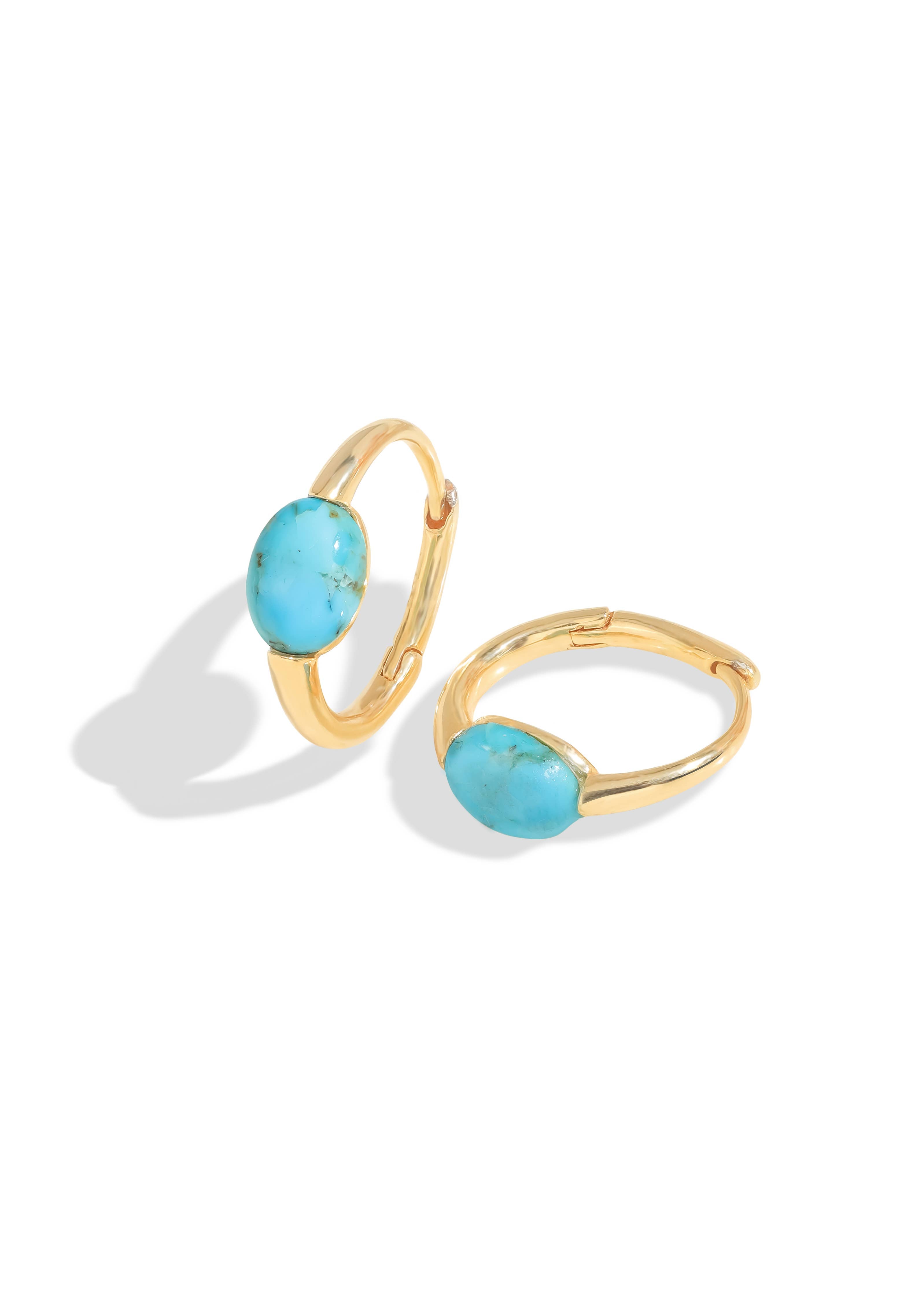 Boucles d'oreilles créoles plaquées or avec Turquoise Mohave bleue