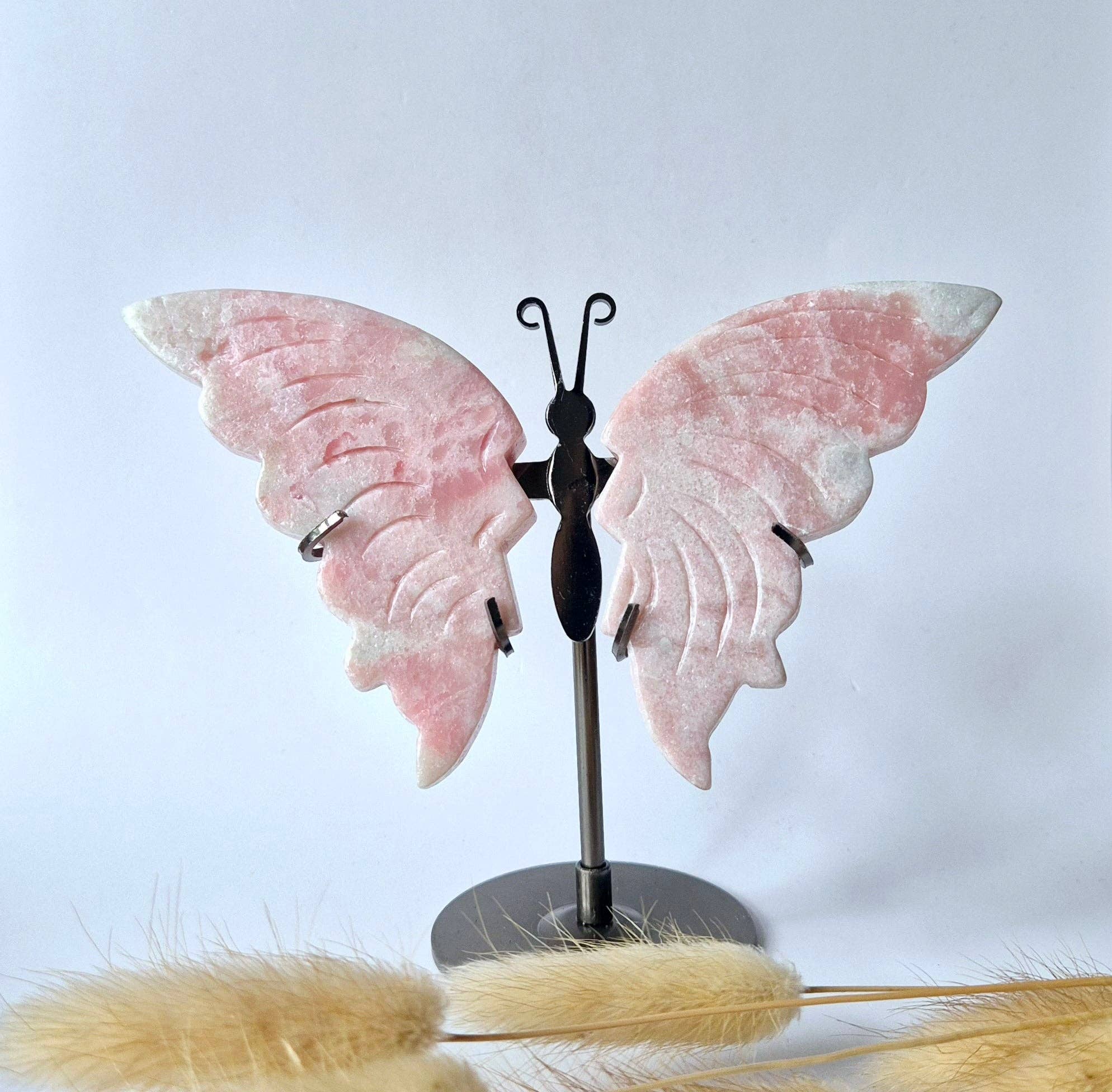 Papillon en Jade Rose sur Support – Sculpture en Pierre Précieuse Taillée à la Main 12–14 cm