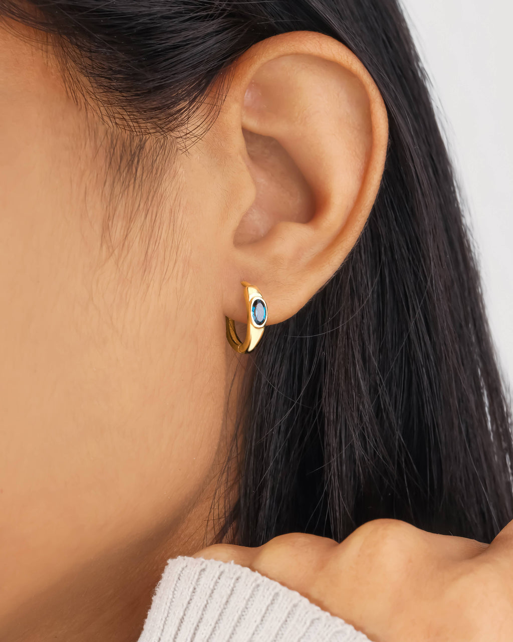 Boucles d'oreilles créoles en topaze bleue de Londres plaquées or 14K sur argent.