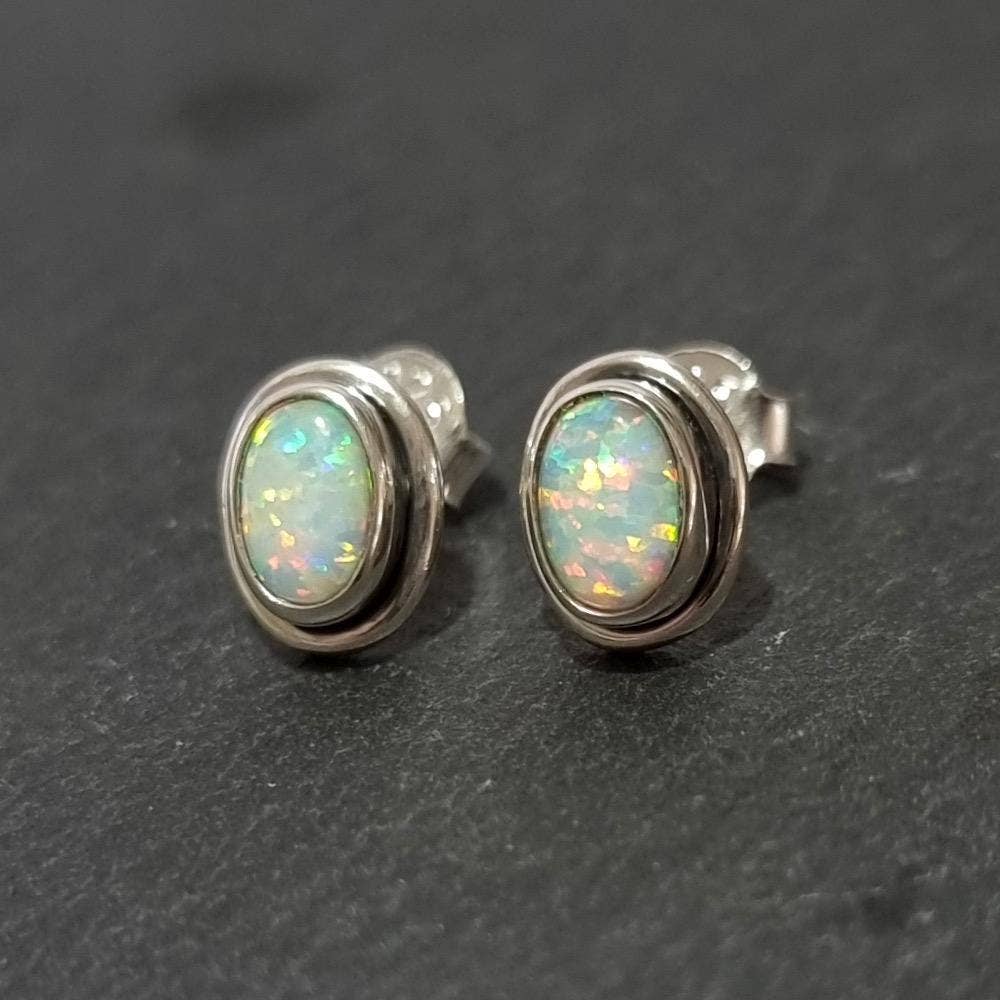 Boucles d'oreilles clous en opale blanche ovale saisissante, argent sterling 925, S3WOP