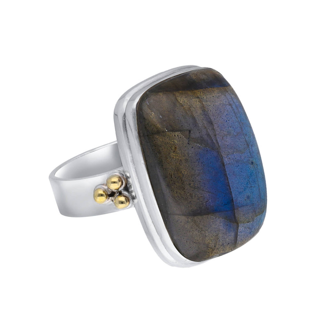 Bague en argent sterling avec labradorite et motif étoilé.