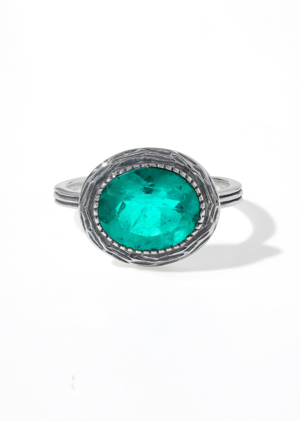 Bague solitaire en quartz émeraude à monture texturée plaquée argent