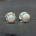 Boucles d'oreilles puces délicates en Opale blanche ronde de 5 mm | Argent sterling