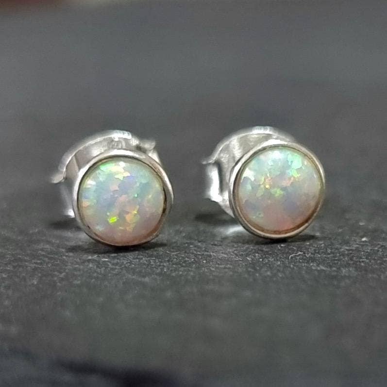 Boucles d'oreilles puces délicates en Opale blanche ronde de 5 mm | Argent sterling