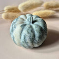 Pierre précieuse Citrouille Calcite Zébrée 5cm – Magie d'automne sculptée à la main pour décoration d'Halloween