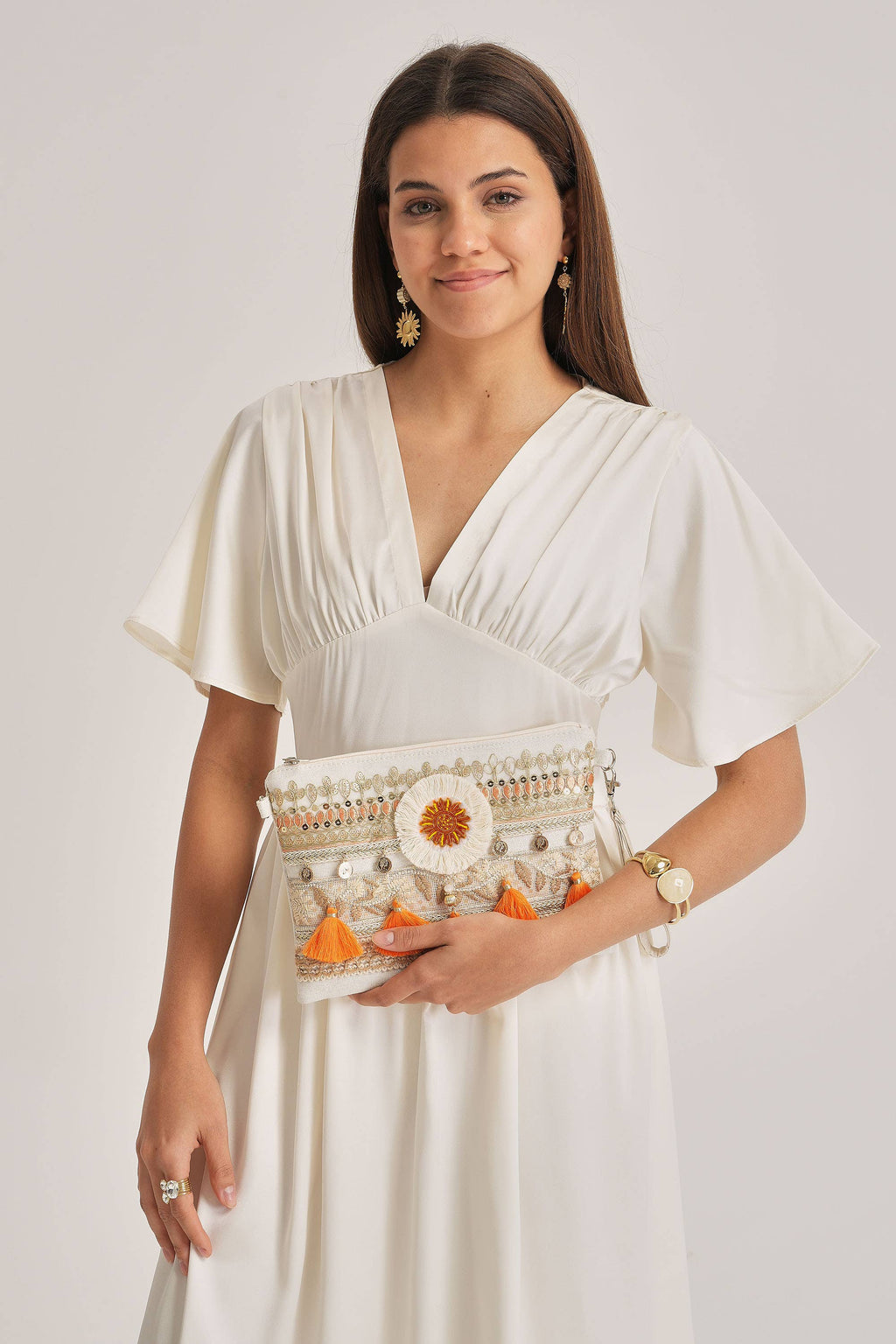Pochette bohème brodée avec pompons orange