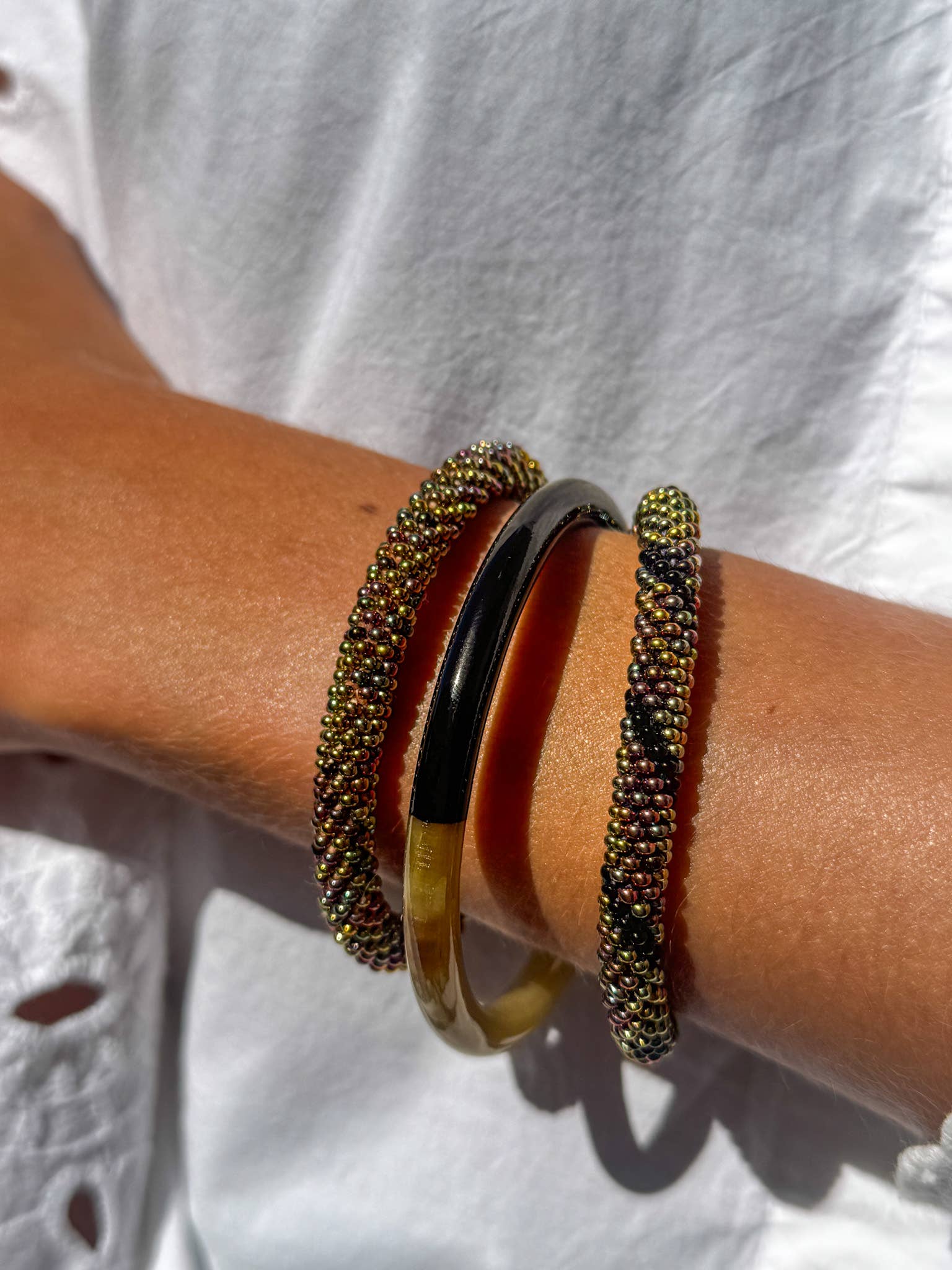 Nouvelle collection A/H 2026 Bracelet népalais B01 noir rose doré vert multi color