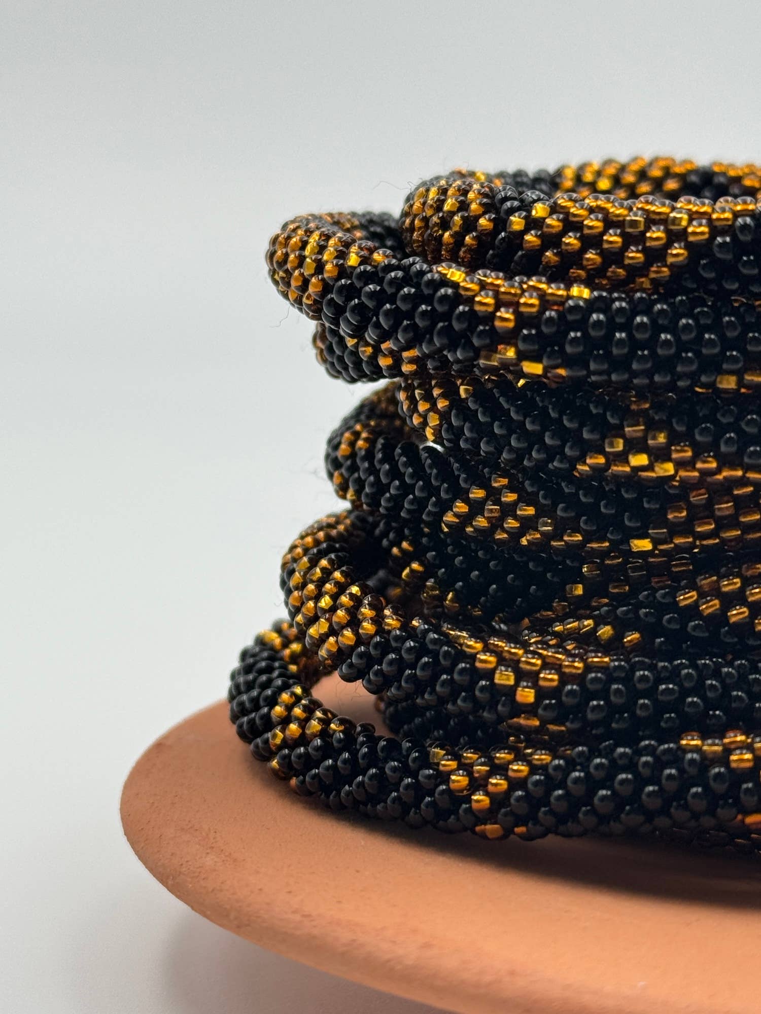 Nouvelle collection A/H 2026 Bracelet népalais N25 noir doré cuivré triangle