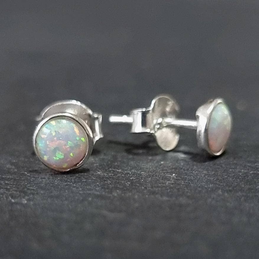 Boucles d'oreilles puces délicates en Opale blanche ronde de 5 mm | Argent sterling