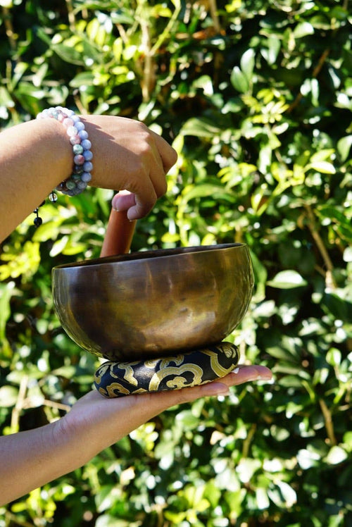 Bol chantant antique de petite taille de l'Himalaya avec son de longue résonance