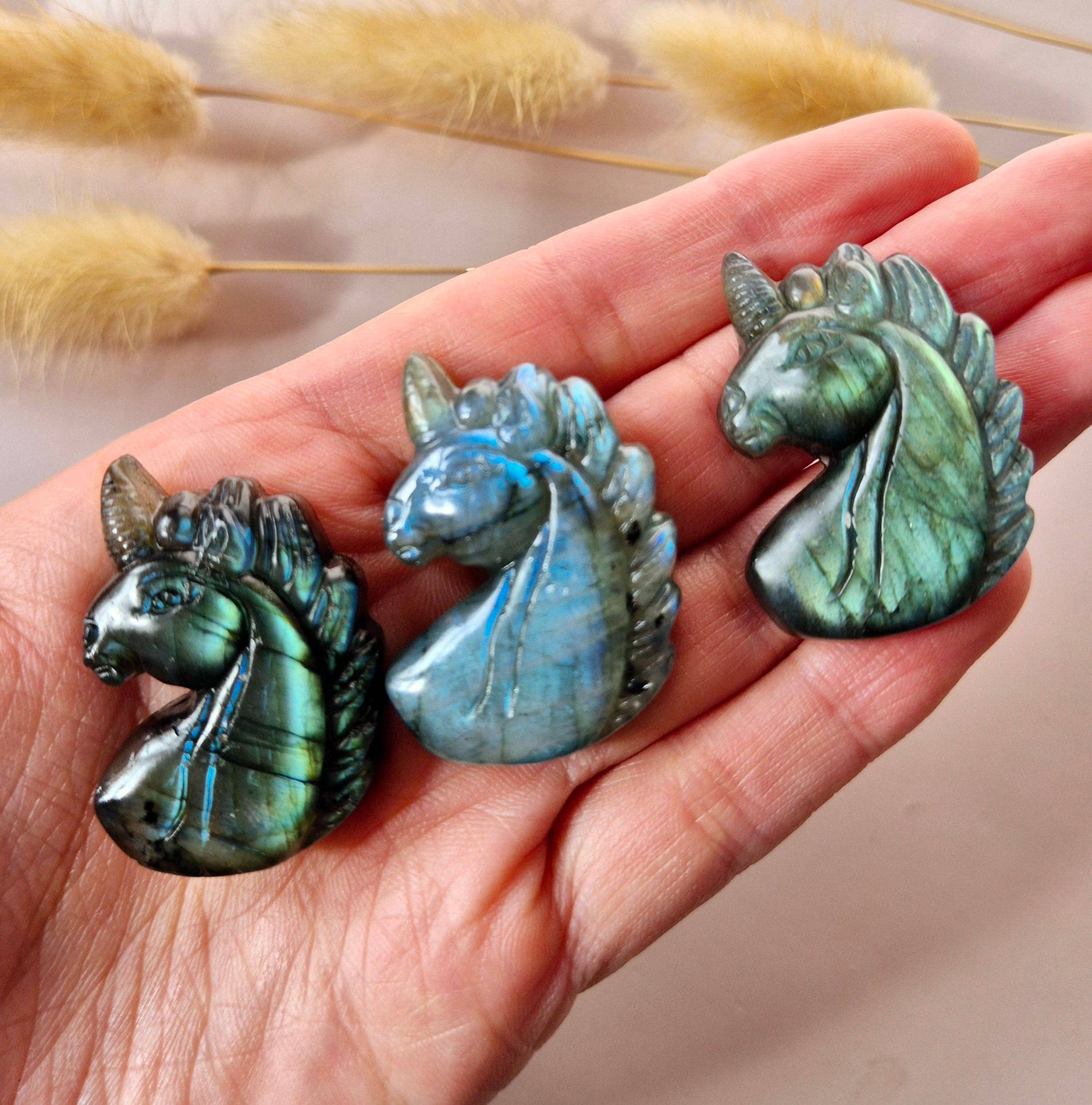 Licorne en Labradorite – Sculpture en pierre précieuse avec éclat (3,7 cm)