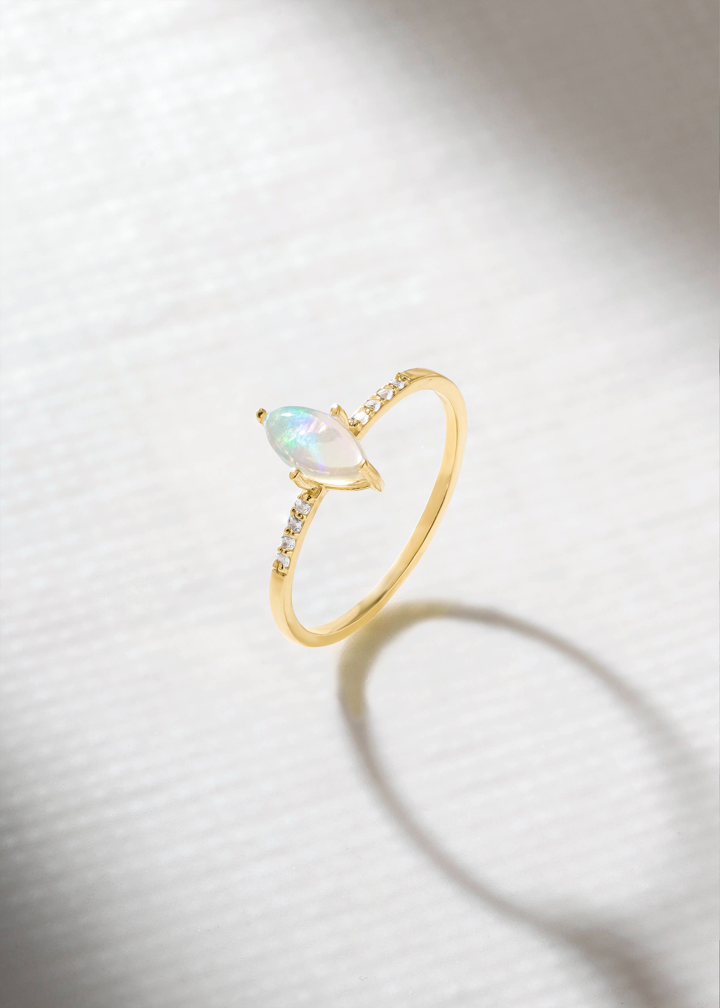 Bague en argent plaqué or avec opale éthiopienne marquise