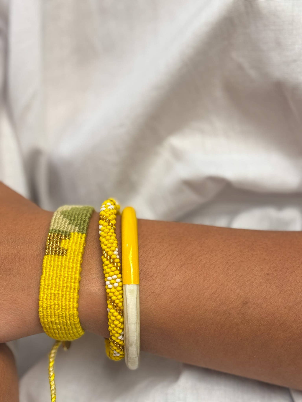 Bracelet népalais A24 jaune moutarde doré blanc torsade