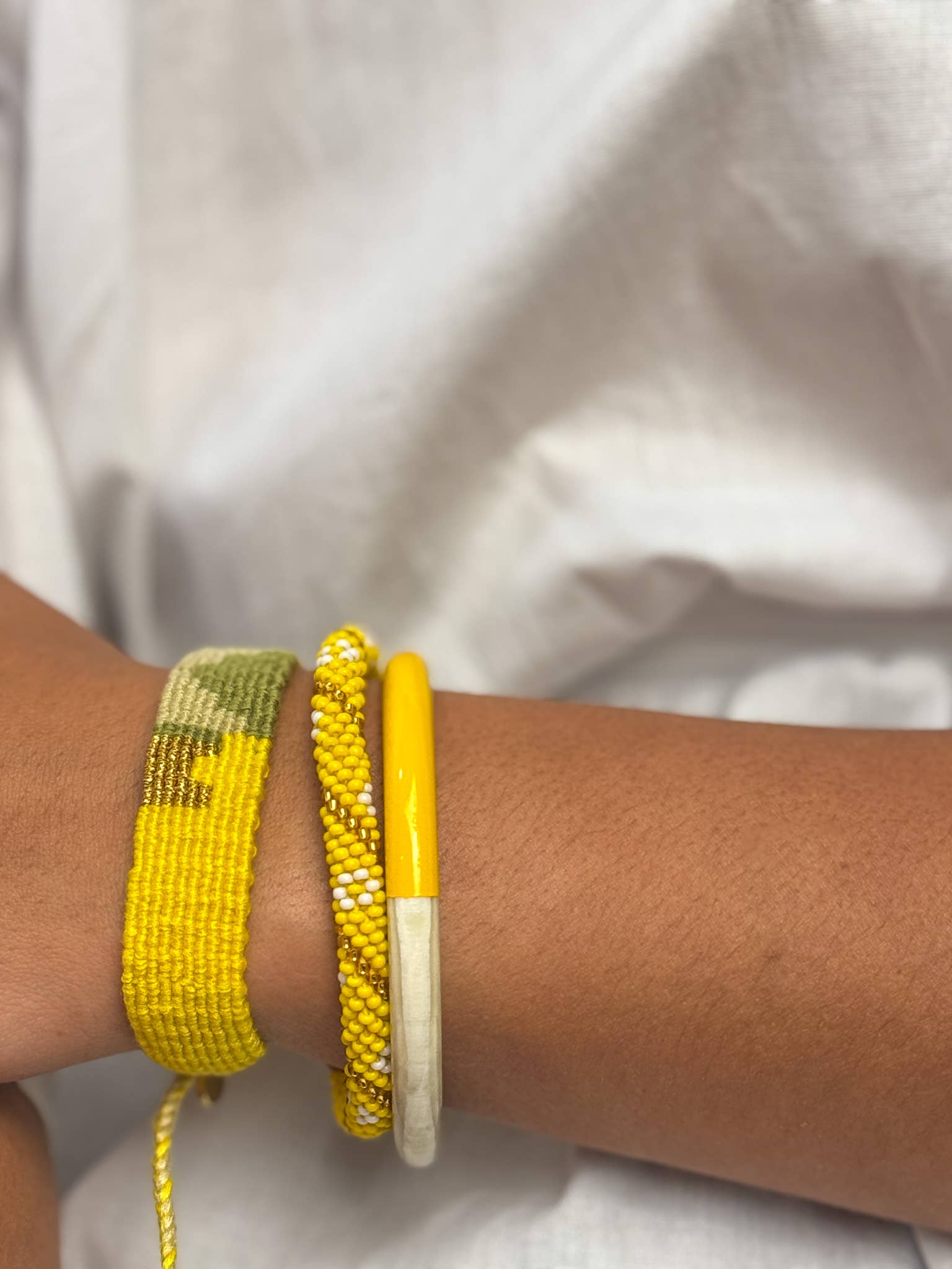 Bracelet népalais A24 jaune moutarde doré blanc torsade
