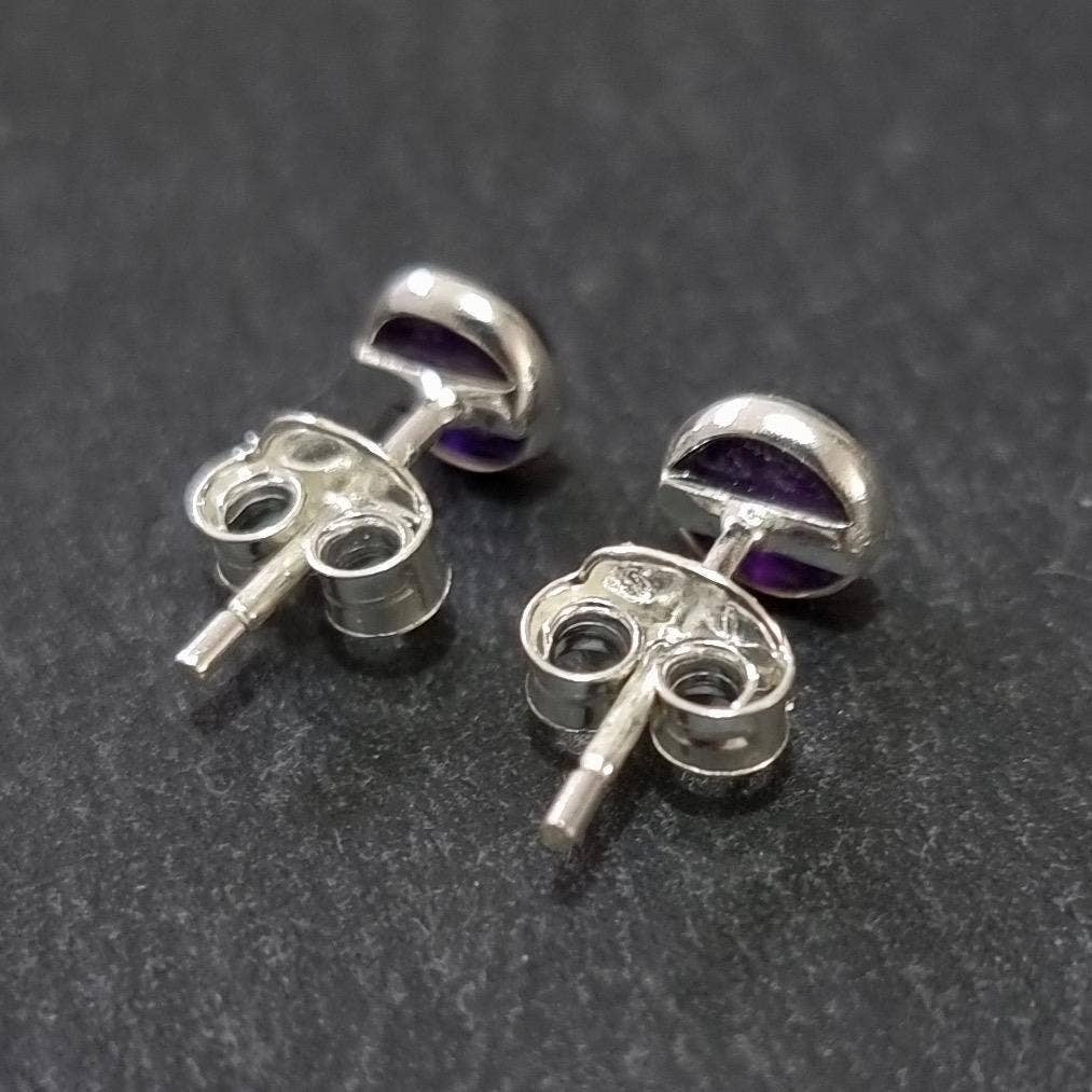 Boucles d'oreilles puces délicates en Opale blanche ronde de 5 mm | Argent sterling