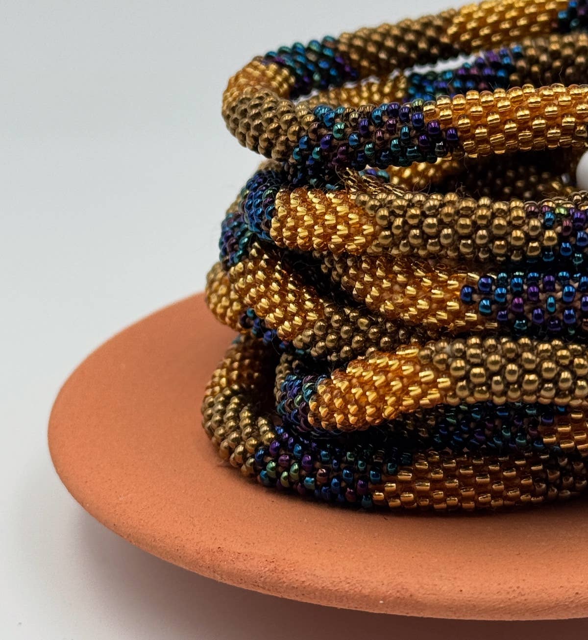 Nouvelle collection A/H 2026 Bracelet népalais B17 doré bleu violet flèche