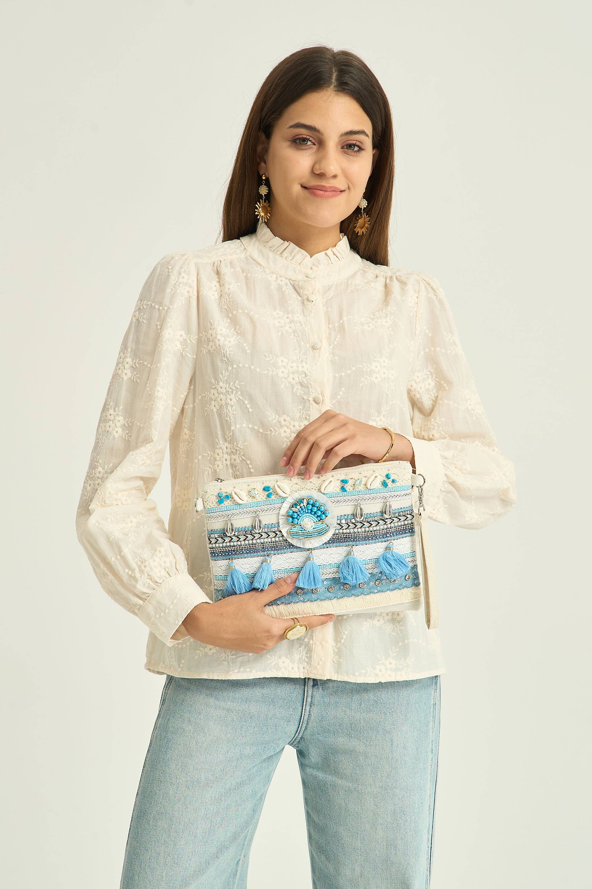 Pochette bohème bleu brodée avec pompons
