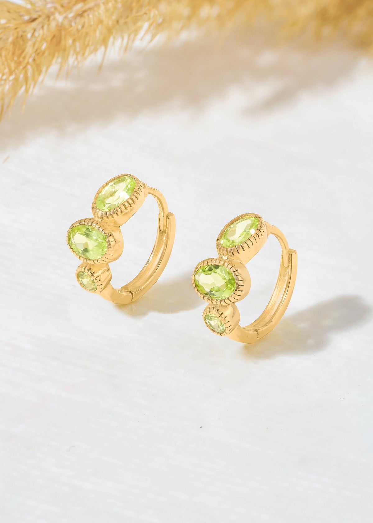 Boucles d'oreilles créoles trio à perles de péridot plaquées d'or