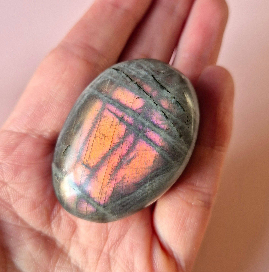 Pierre de paume en Labradorite violette