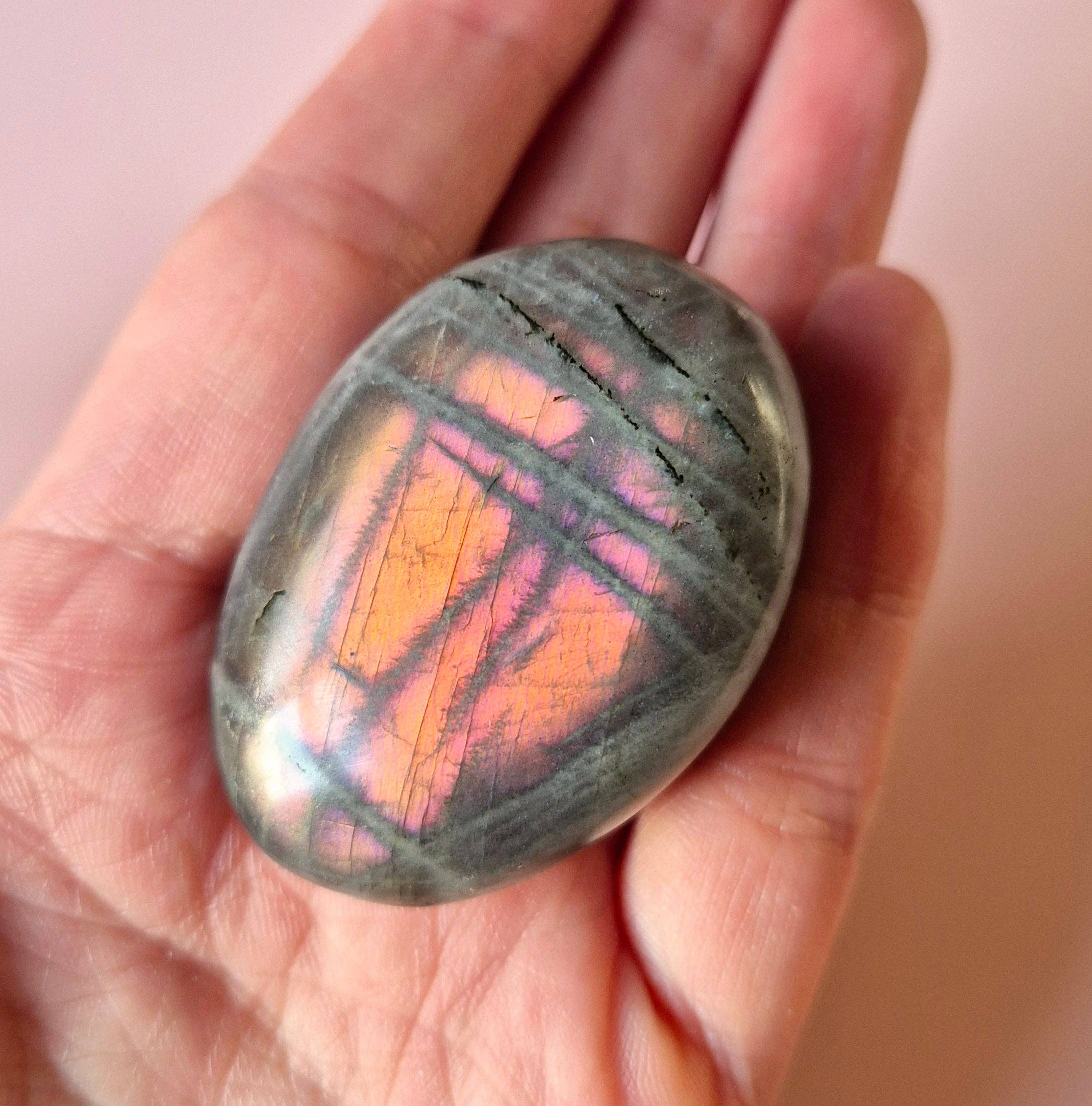 Pierre de paume en Labradorite violette