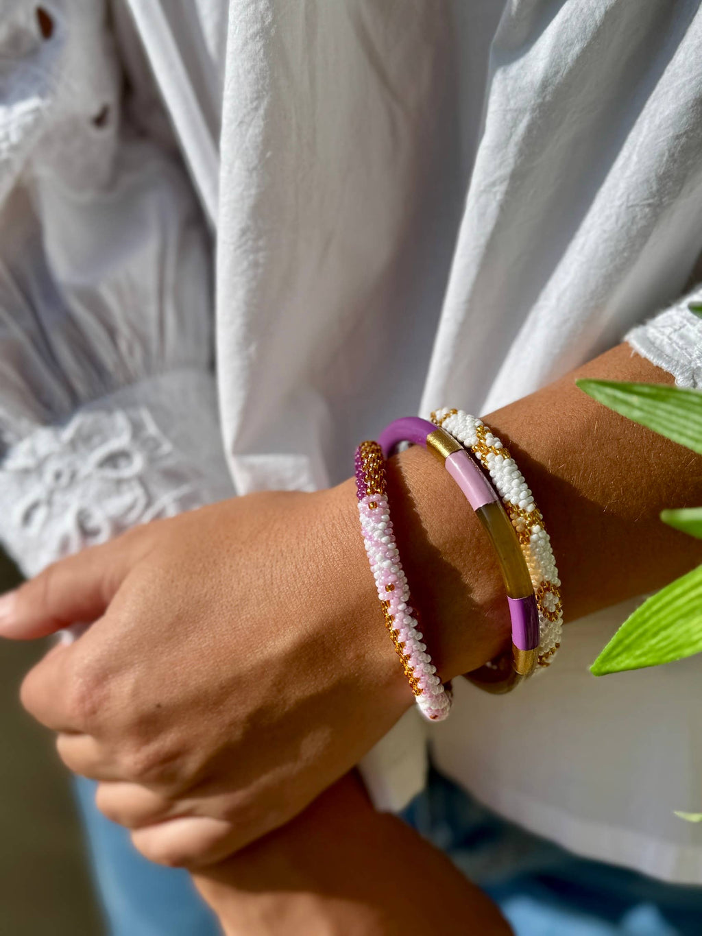 Bracelet népalais violet parme rose blanc doré